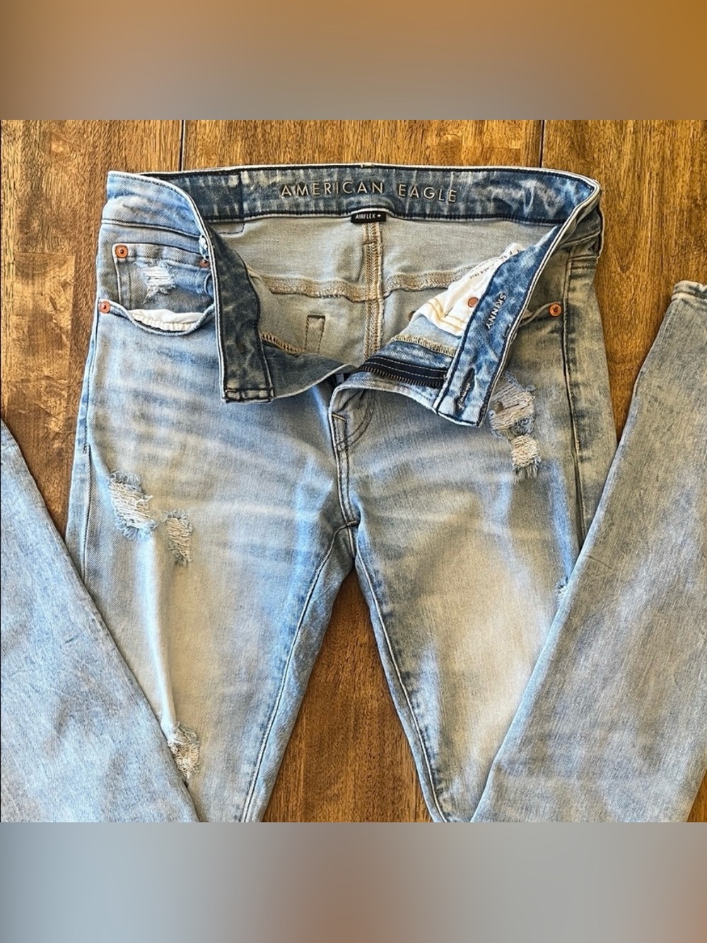 Men's AEO Light Wash Relaxed Jeans - Picture 4 of 14